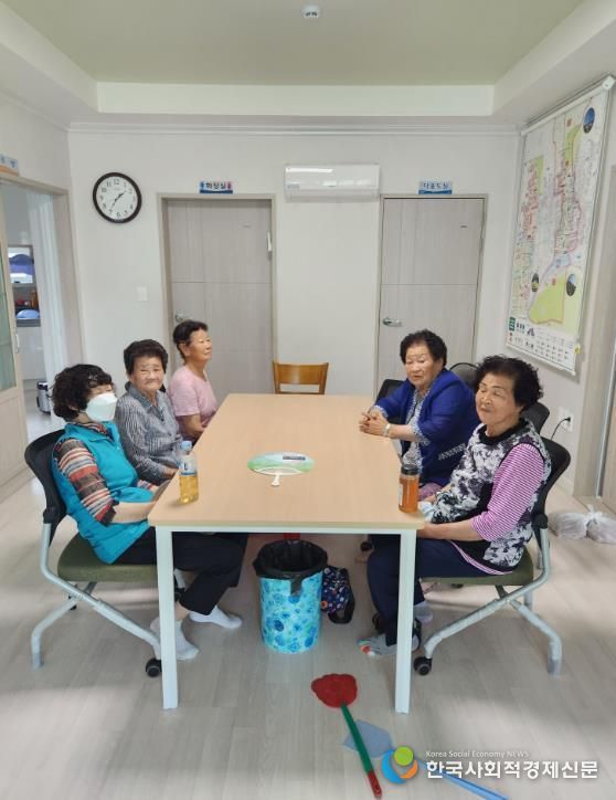 어르신 무릎 건강 고려...입식 탁자 및 의자 설치