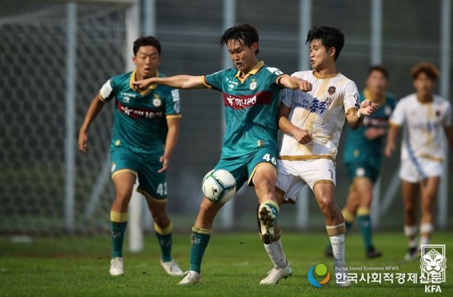 지난해 대전하나시티즌 B팀과 FC충주(흰색 유니폼) 간 K4리그 경기 장면.