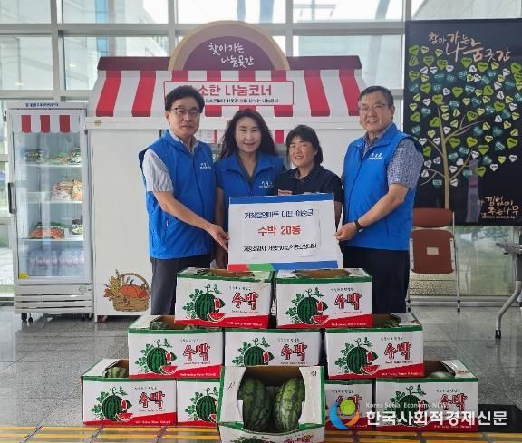 거창군 이순금 거창할인마트 대표, 거창읍 공유냉장고에 수박 나눔