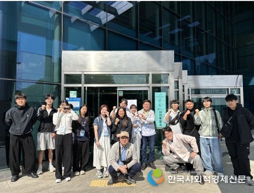 사전 투표 후 학생들과 함께 단체 사진