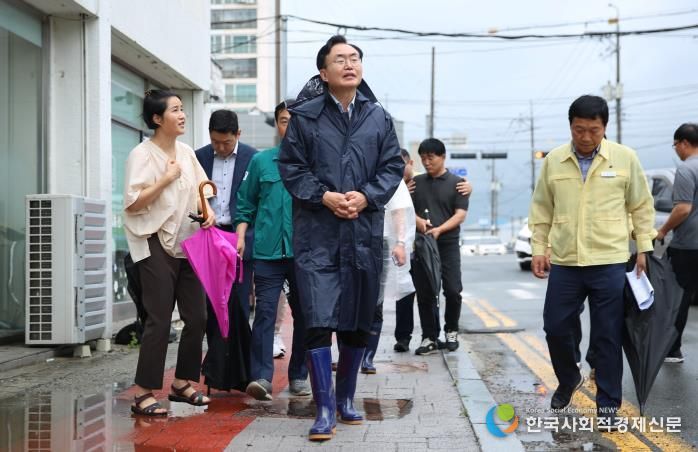 윤병태 나주시장이 지난 7월 집중호우로 침수된 금천면 소재지 일원을 긴급 점검하고 있다.