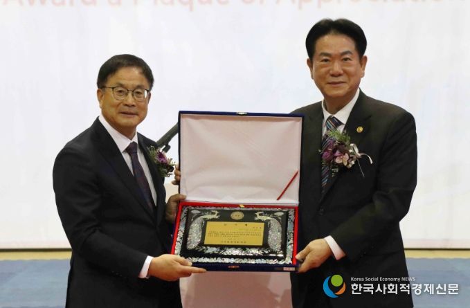 윤웅석 국기원장이 이동섭 전 국기원장에게 감사패를 전달하고 기념촬영을 하고 있다.