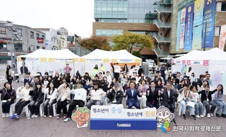 이승로 성북구청장(앞줄 오른쪽 일곱 번째)과 관계자 및 참여자들이 기념촬영을 하고 있다