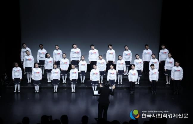안산시 세계소년소녀합창단이 15일 소극장 보노마루에서 열린 ‘제15회 정기연주회’ 무대에서 합창을 하고 있다.