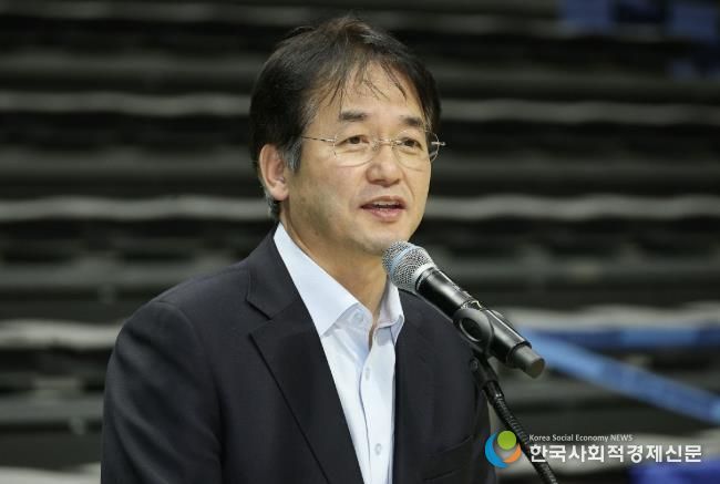 ‘2025년도 어르신 송년 음악회’에 참석해 인사말 중인 이동환 고양특례시장