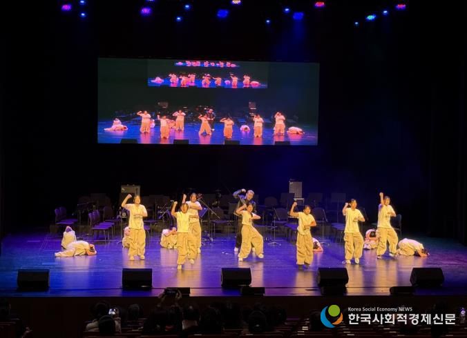 <꿈의무용단 영덕> 단원들이 11월 22일 영덕문화예술축제 오프닝 무대에서 공연을 펼쳤다.