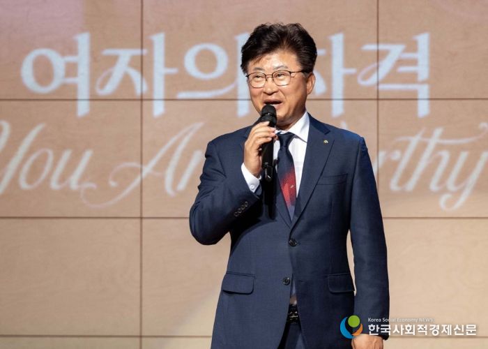 최충규 대덕구청장이 27일 한남대학교 서의필홀에서 열린 ‘대덕구여성합창단 정기연주회’에 앞서 인사를 전하고 있다.