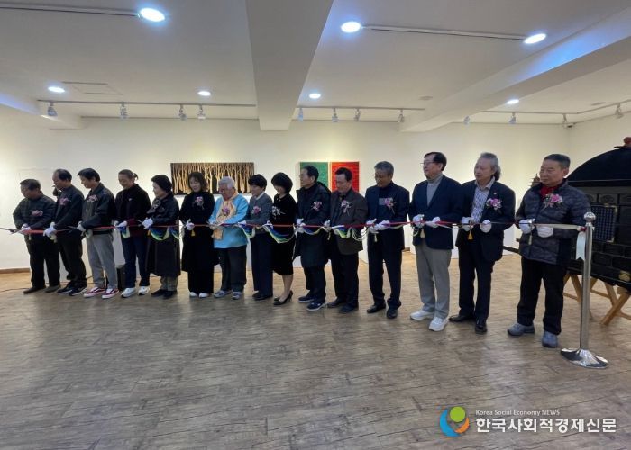 ‘2025 경기 고양 공예품 전시회’개막 테이프 커팅식