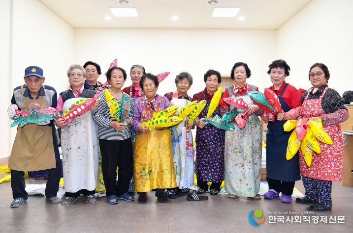 지난달 21일, 화천읍 산천어 공방에서 지역 어르신들이 축제에 사용될 산천어등을 만들고 있다.