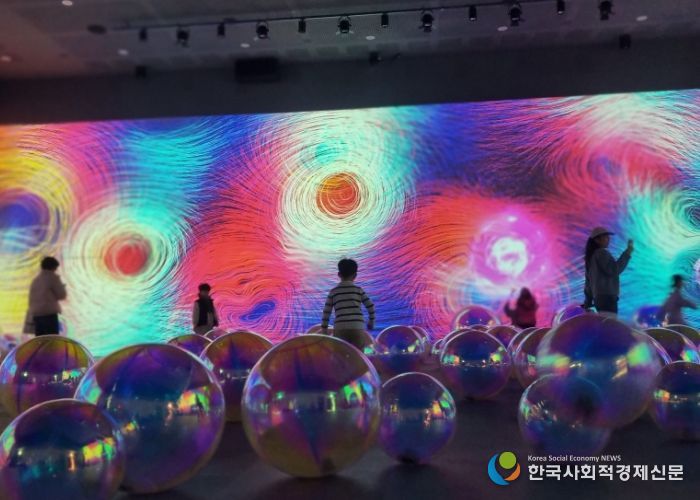 김포시가 오는 31일까지 김포미디어아트센터에서 <물 위의 세계>를 통해 김포의 포구를 조명하고 있다.