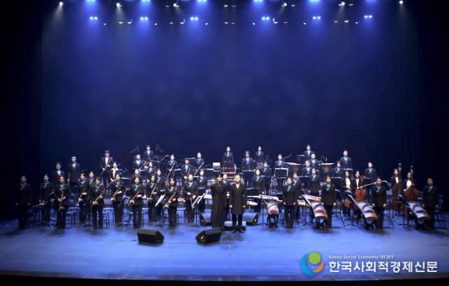 안산시립국악단이 4일 안산문화예술의전당 해돋이극장에서 제69회 정기연주회 '월드 오케스트라 Ⅶ'를 진행하고 있다.