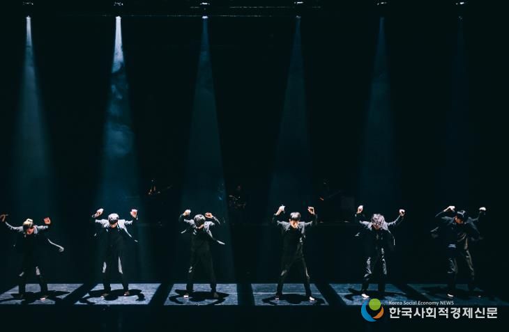 세계 유수의 도시와 축제에 초청받은 현대무용단 모던테이블의 <다크니스 품바>가 영덕에서 박력넘치는 공연을 펼쳐 환호를 받았다.