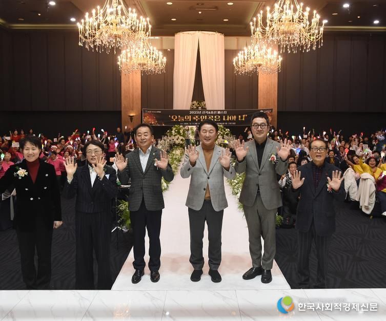 김동근 시장이 12월 11일 신곡노인종합복지관(관장 최윤형)의 송년발표회 ‘신곡 흥선 페스타’에서 참석자들과 기념사진을 찍고 있다.