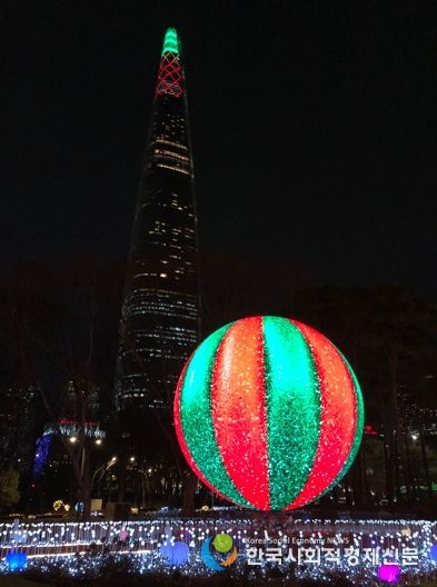 크리스마스 기념 영상이 표출되는 ‘더 스피어’의 아름다운 야경