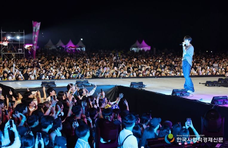 광산구가 지난 9월 광산뮤직ON페스티벌을 개최해 시민들이 마지막 무대에 오른 10cm공연 즐기고 있다.