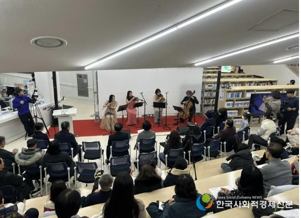 윤동주 시인 서거 80주기 행사 중 현악 4중주 연주 모습