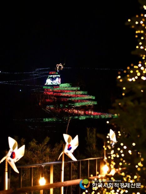 김포시는 지난 20일 애기봉평화생태공원에서 크리스마스 특별문화행사 ‘애기봉 윈터라이트’ 행사를 개최했다.