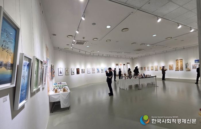 용인포은아트갤러리에서 18일부터 21일까지 3일간 ‘제7회 보정동 주민자치 작품전시회’가 열렸다