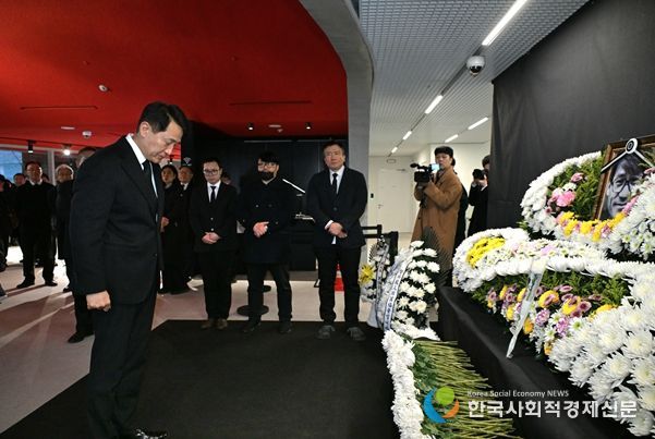 오세훈 서울시장이 6일(화) 충무로 서울영화센터에 마련된 고(故) 안성기 배우 추모공간을 찾아 헌화 후 묵념하고 있다.