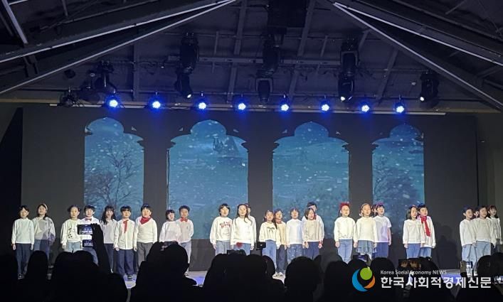 캠프에 참여한 학생들이 뮤지컬 공연을 선보이고 있다.