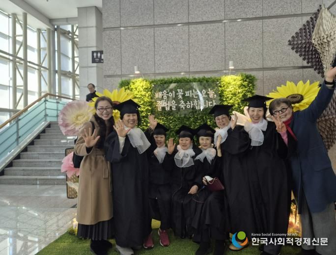 용인특례시가 초등학교와 중학교 학력 인정 합동 졸업식을 열었다.