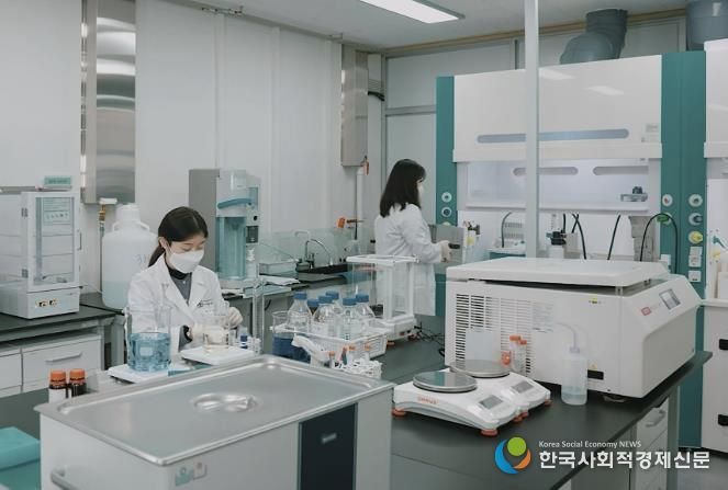 성남식품연구개발지원센터 소속 연구원들이 식품분석을 하고 있다