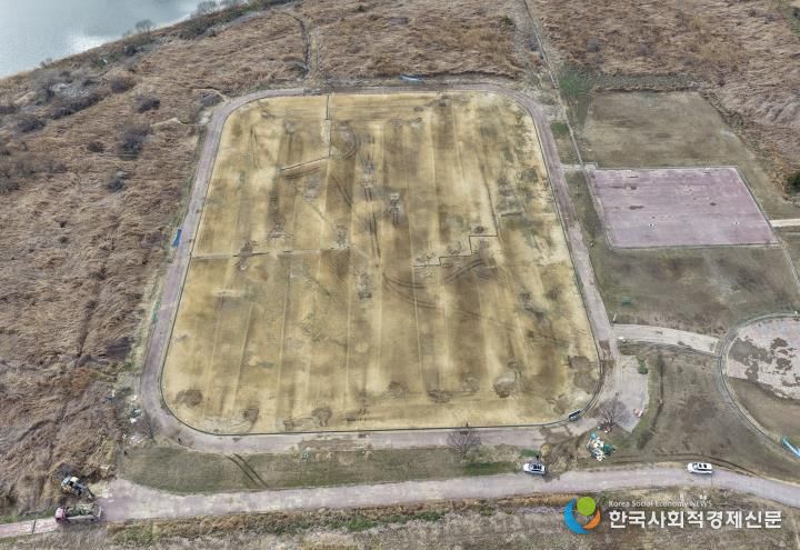 나주시가 지난 3일 나주대교 고수부지에 불법으로 조성된 파크골프장에 대해 행정대집행을 실시하고 현장 정비를 마무리했다.