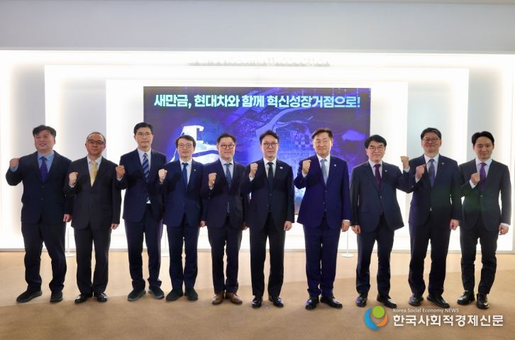 김민석 국무총리가 5일 전북 군산 새만금개발청에서 현대차그룹의 AI·로봇·에너지 거점 구축을 위한 9조원 규모 투자계획에 관해 설명을 듣고 있다.(국무조정실)