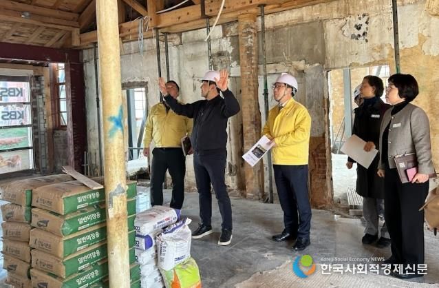 강상구 부시장을 비롯한 나주시 관계자들이 구)금남금융조합개보수 공사 현장 점검을 진행 중인 모습.