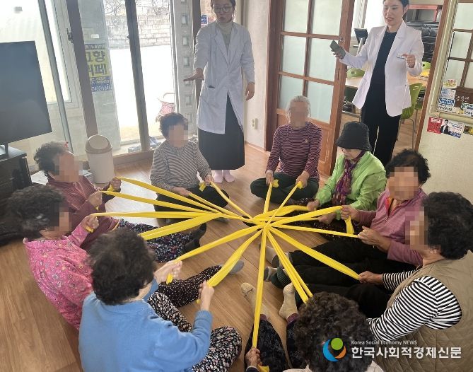 나주시가 경로당을 중심으로 한 찾아가는 건강서비스를 확대 운영한다. 사진은 어르신들이 인지 강화 활동을 하는 모습