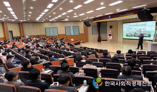 4. 7. 전라남도교육청 창의융합교육원 대강당에서 선거연수원 장성훈 전임교수가 교원 168명을 대상으로 순회 선거교육 특강을 진행하고 있다.(중앙선관위)